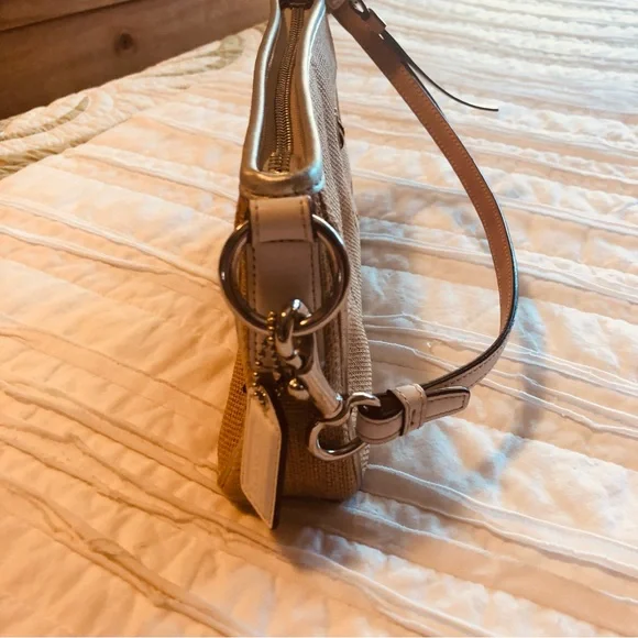 Small 🐝 Coach Handbag🐝 - Picture 8 of 8